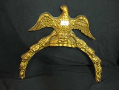 null Motif en bois sculpté et doré figurant un aigle et des feuillages. Devait se...