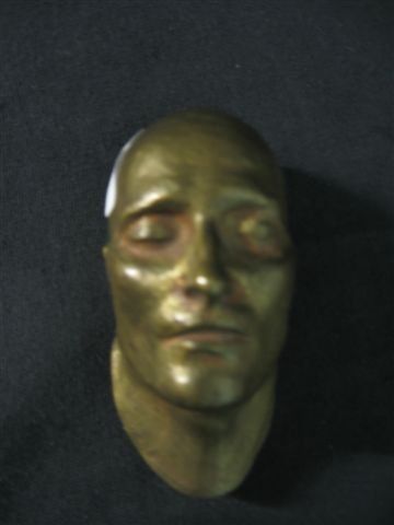 null Lot : 1) Masque mortuaire de NAPOLEON. Haut 10 cm. 2) Plaque de schako modèle...