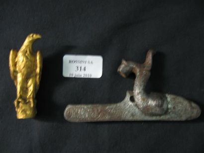 null Lot : 1 : aigle en bronze 2 : platine de fusil à piston 3 : plaque en bronze...