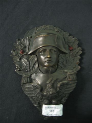 null Coin de billard. En bronze à décor du buste de l'Empereur. Une charnière fait...