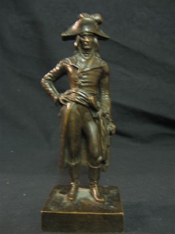 null Statuette en bronze patinée figurant le Général Bonaparte. La main droite sur...