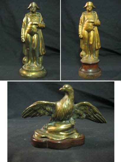 null Lot : 1 : statuette de l'Empereur en composition. Socle bois. 2 : Aigle en bronze....
