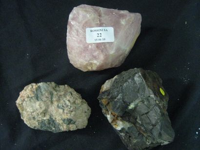null Lot comprenant : 3 objets provenance France:Wolframite sur gangue, Cantal, Quartz...