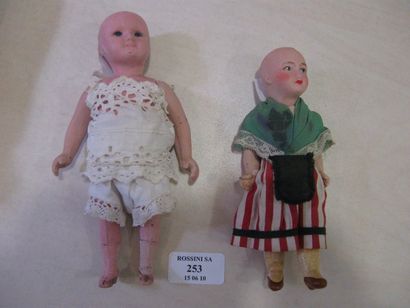 null Deux petites poupées, l'une avec tête en biscuit UNIS FRANCE, h=15cm, l'autre...