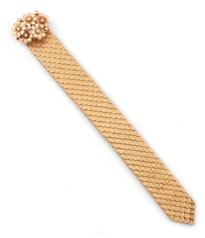 null Bracelet ruban en or jaune et platine, formé de maillons stylisés d'écailles,...