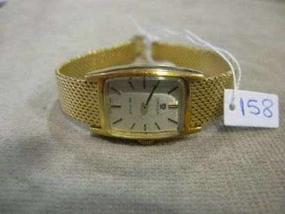 OMEGA Vers 1970. Montre de dame tonneau en or jaune 18K (750 / 1000e), bracelet or...