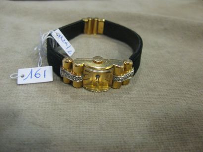 UTI Montre bracelet de dame, le boîtier rectangulaire en or jaune, les attaches serties...