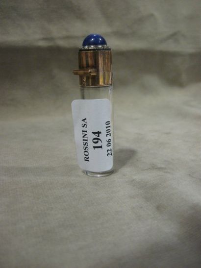 null Flacon de senteur. Tube en verre clair. Monture cabochon et poussoir en lapis...