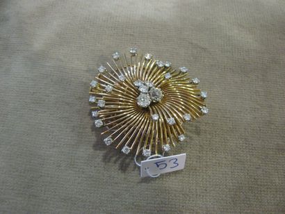 null Broche rosace en or jaune et or gris sertie de diamants taillés à l'ancienne...