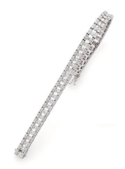 null Bracelet ruban en or gris serti de trois lignes de diamants taillés en brillant,...