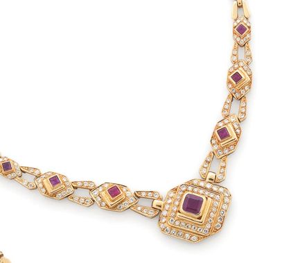 null Collier en or jaune orné de motifs losangiques sertis de rubis et diamants,...