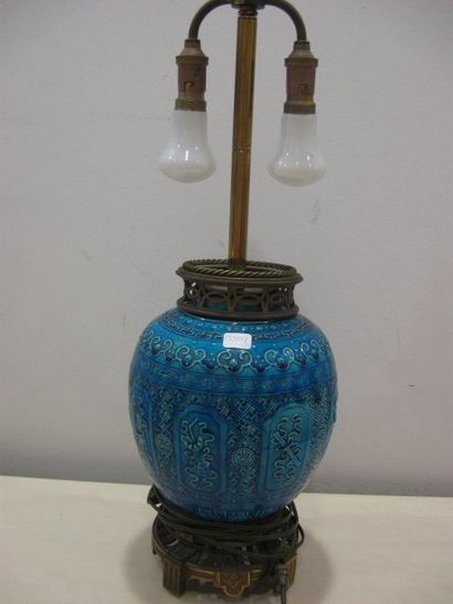 TRAVAIL FRANCAIS Pied de lampe en céramique de forme ovoïde. Décor dans le goût Chinois,...