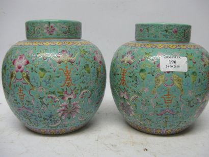 null Paire de pots à gingembre couverts en porcelaine et émaux de la famille rose...