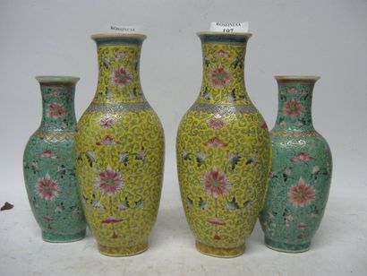 null Paire de vases accolés en porcelaine, de forme balustre à décor de émaux de...