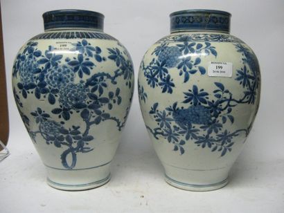 null Paire de vases balustres couverts en porcelaine bleu et blanc à décor de branches...