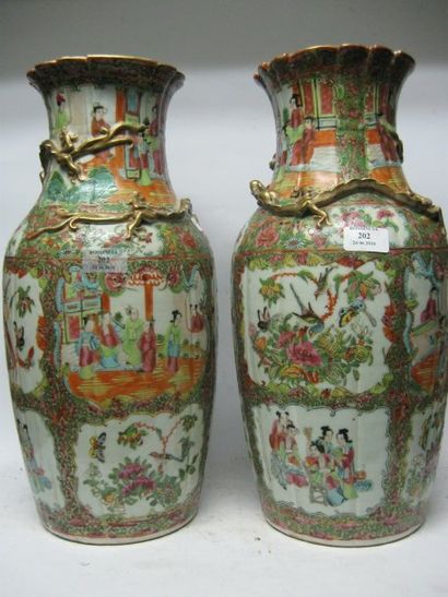 null Paire de vases de forme balustre en porcelaine de Canton, à décor de scènes...
