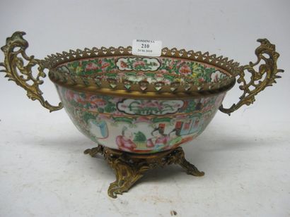 null Coupe en porcelaine de Canton avec sa monture en bronze. Chine, vers 1900. Diamètre...