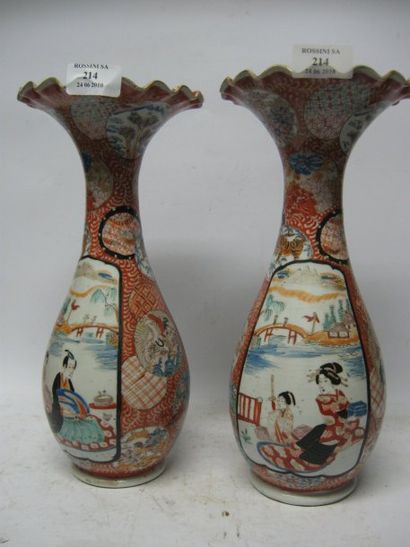 null Paire de vases de forme bulbe à cols pavillonnés en porcelaine Imari, à décor...
