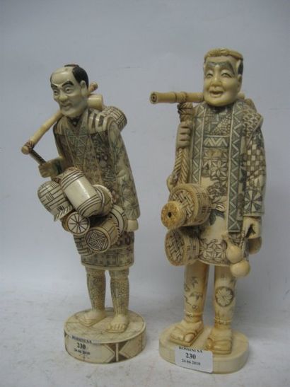 null Deux sujets en placage d'os sur bois représentant les petits métiers du Japon....