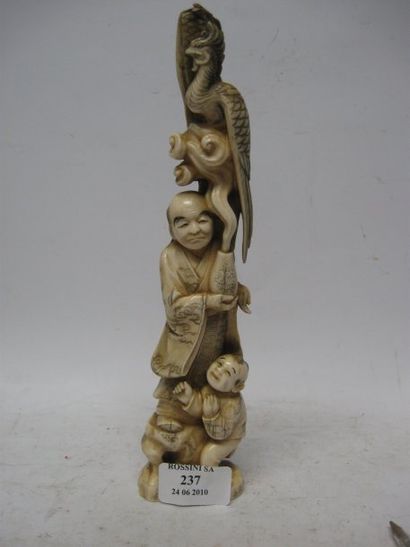 null Okimono en ivoire marin représentant un enfant regardant un sage tenant un vase...