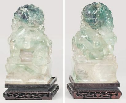 null Paire de lions bouddhiques en quartz fluorine translucide et veinée. Chine,...