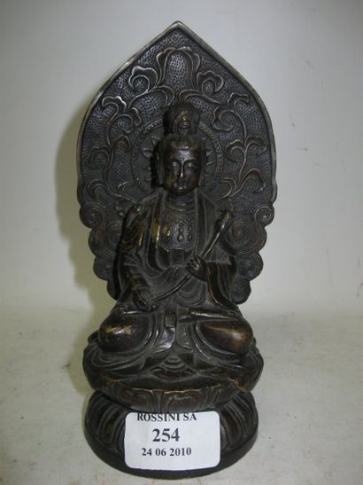 null Sujet en bronze représentant Guanyin sur un socle lotiforme, assise et tenant...
