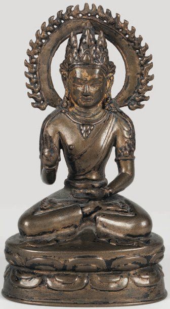 null Sujet en bronze anciennement laqué représentant Amitayus assis sur un lotus...