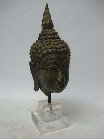 null Tête de Bouddha en bronze de belle patine verte. Thaïlande, dans le style de...