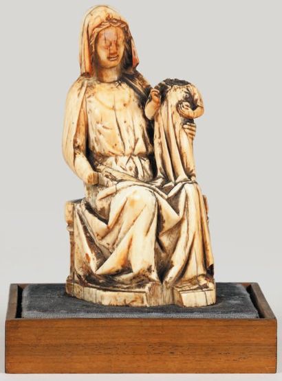 null Vierge à l'enfant assise en ivoire sculpté du XIVe siècle. Cette statuette est...