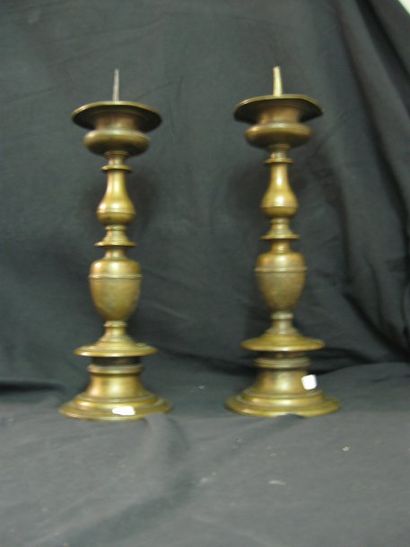 null Paire d'importants chandeliers en bronze du XVIIe siècle. Le fût est tourné...