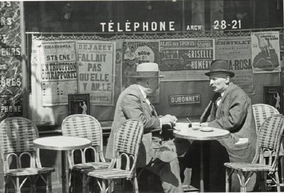 RENE-JACQUES (René Giton dit) (1908-2003) Deux hommes assis à une table de café,...