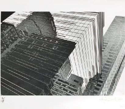 LOUIS STETTNER (né en 1922) Building, New York, été 1993 Tirage argentique postérieur,...