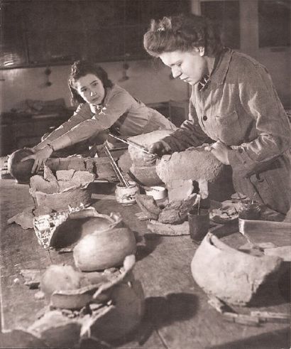 ROBERT DOISNEAU (1912 -1994) Atelier de céramiques, ca. 1950 Tirage argentique d'époque,...
