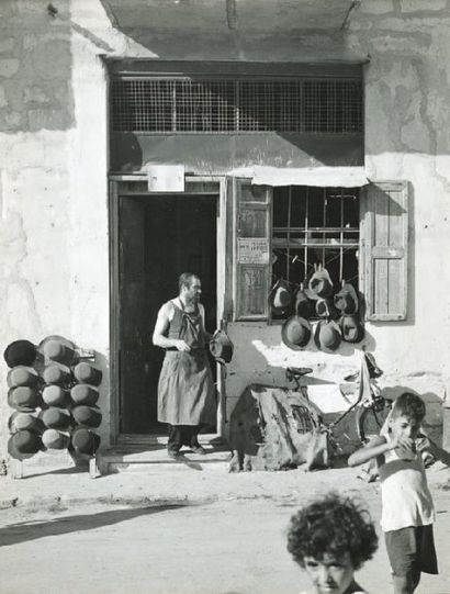 null Echoppe de chapeaux, Israël, 1955 Tirage argentique d'époque, tampon " PHOTO...