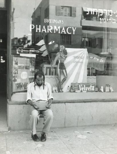 Breiman's Pharmacy, Israël, 1953 Tirage argentique...