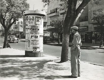 Homme dans la rue, Israël, 1953 Tirage argentique...