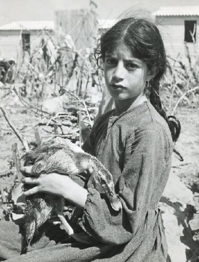 null Petite fille au canard, Israël, 1953 Tirage argentique d'époque, tampons " PHOTO...