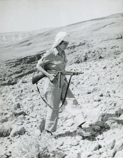Femme soldat, 1953 Tirage argentique d'époque,...