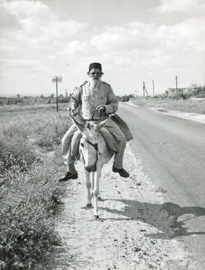 null Homme sur un âne, Israël, 1953 Tirage argentique d'époque, tampon " PHOTO IZIS...
