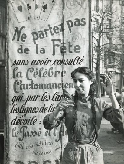 null Jeune fille à l'oiseau, ca. 1955 Tirage argentique d'époque, tampon " PHOTO...