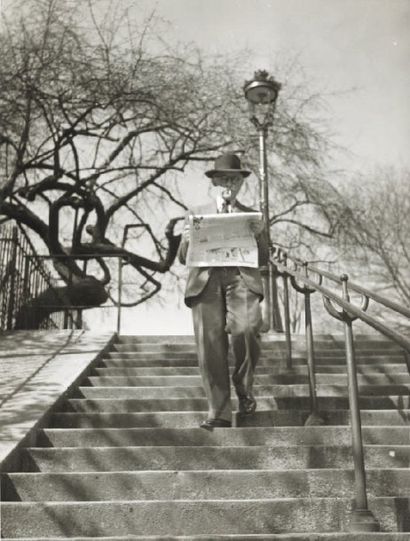 null Homme lisant un journal, Montmartre, Paris, ca. 1960 Tirage argentique d'époque,...