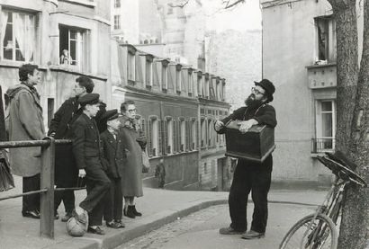 null Joueur d'orgue de barbarie, Montmartre, Paris, ca. 1960 Tirage argentique d'époque,...