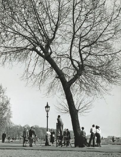 null Groupe dans un parc, ca. 1960 Tirage argentique d'époque, tampon " PHOTO IZIS...