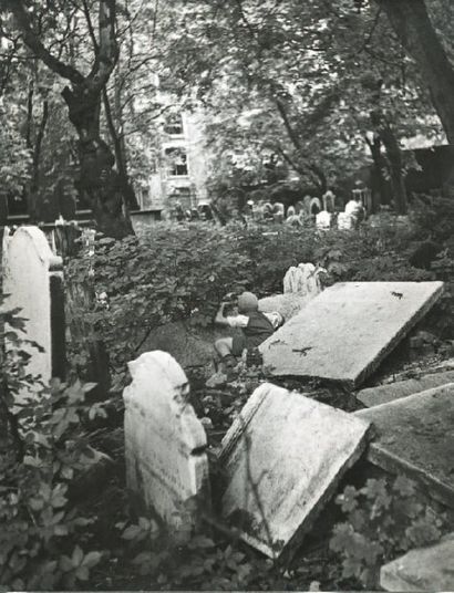 null Enfant au cimetière, Saint John, Wapping, Londres, ca. 1952 Tirage argentique...