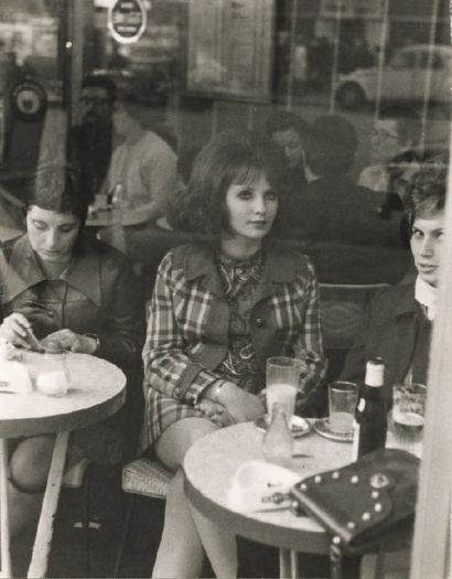 null A la terrasse d'un café, boulevard Montmartre, 1966 Tirage argentique d'époque,...