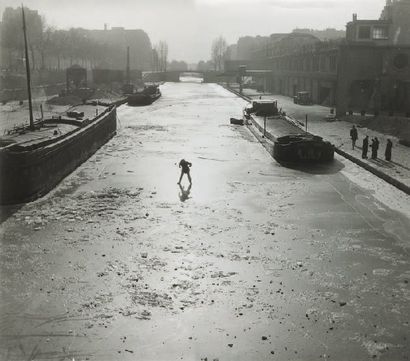 null Canal Saint Martin gelé, Paris, ca. 1960 Tirage argentique d'époque, tampon...