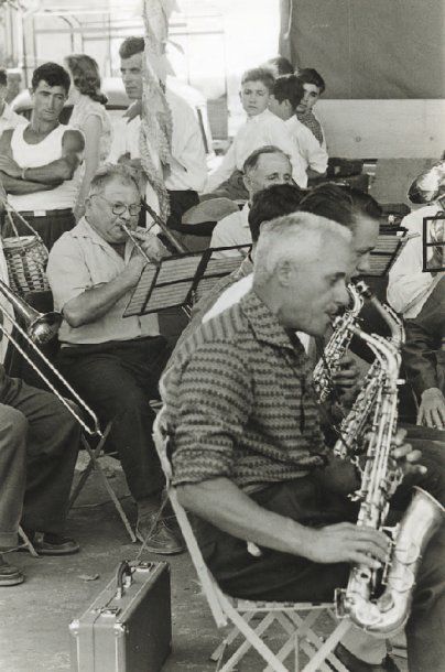 null Orchestre, ca. 1960 Tirage argentique d'époque, tampon " PHOTO IZIS Bidermanas...