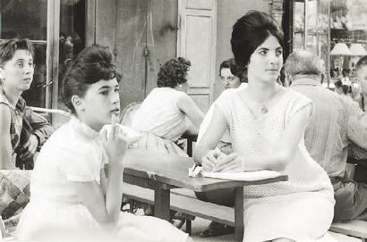null Jeunes filles à table, Paris, ca. 1960 Tirage argentique d'époque, tampon "...
