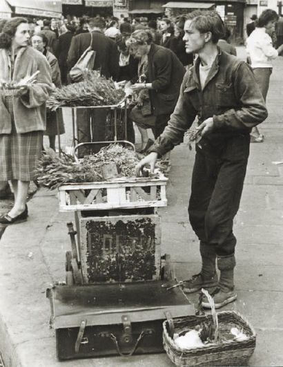 null Marchands de muguets, ca. 1960 Tirage argentique d'époque, tampon " PHOTO IZIS...