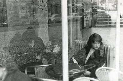 null A la terrasse d'un café, boulevard Saint-Germain, Paris, 1969 Tirage argentique...